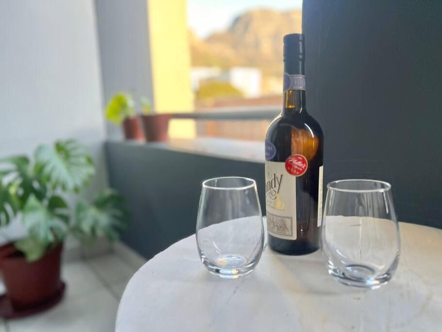 Apartment Homey With Table Mountain Views *
