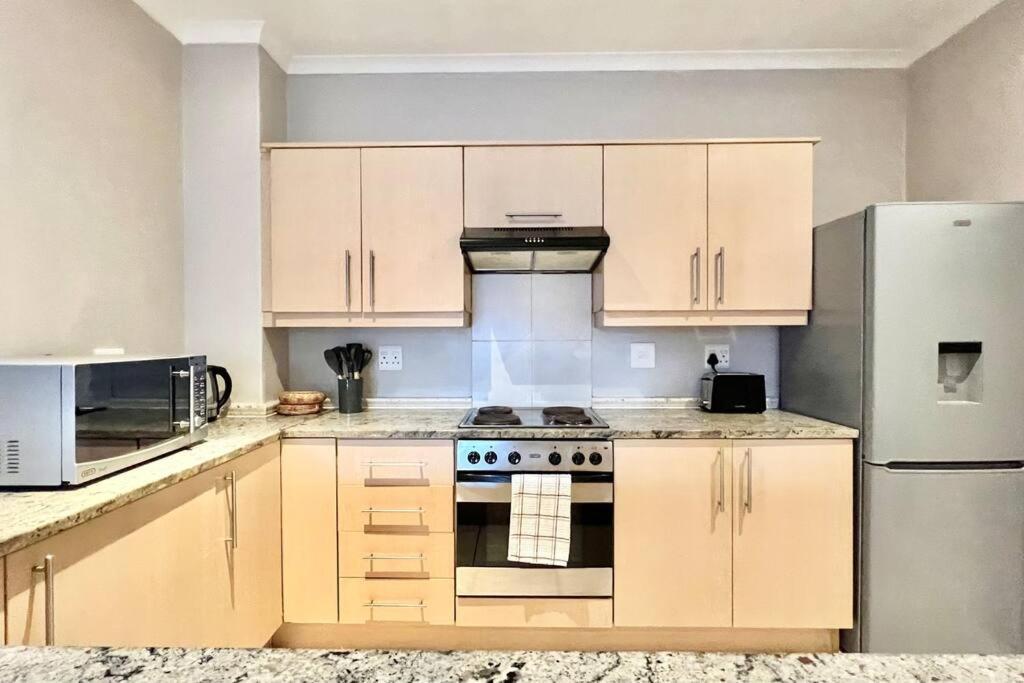 Apartment Homey With Table Mountain Views *