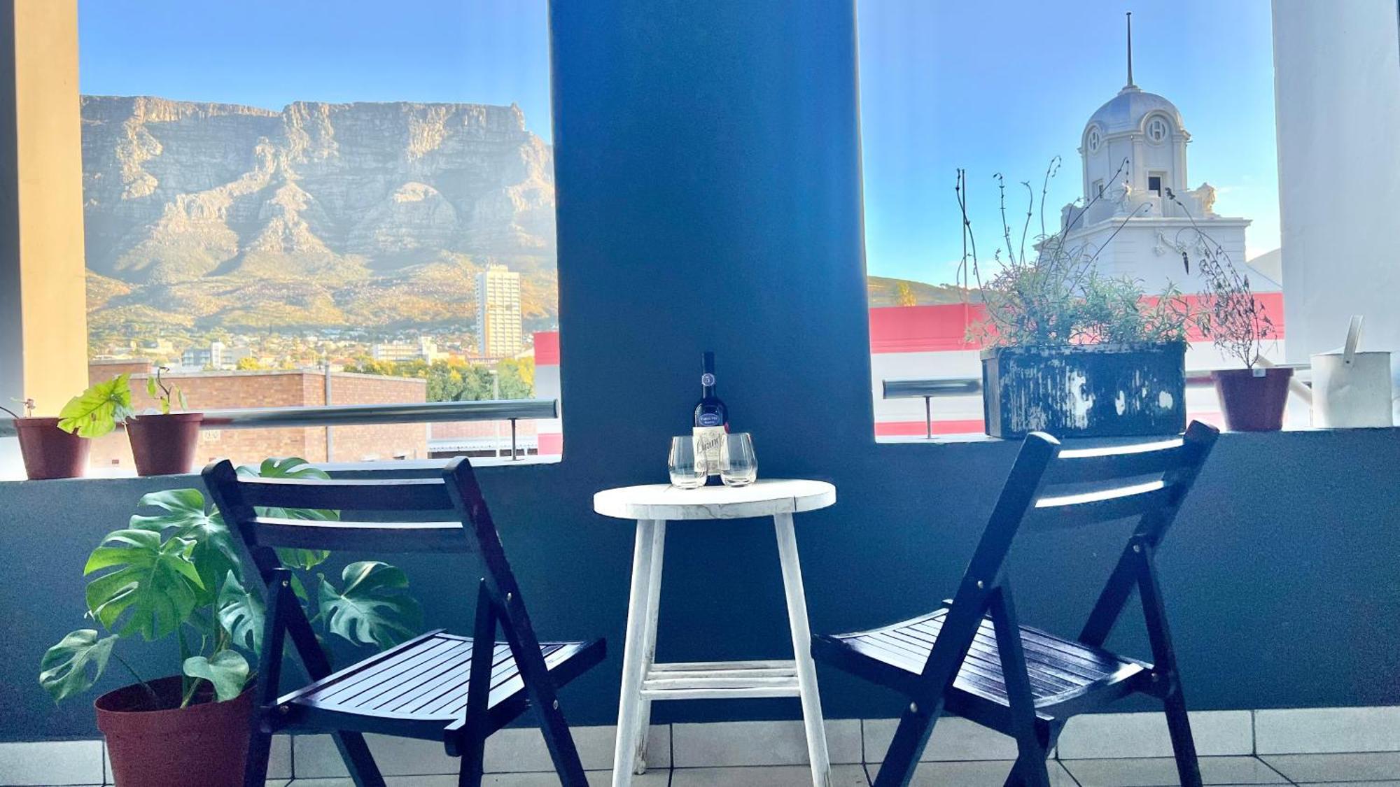 Apartment Homey With Table Mountain Views